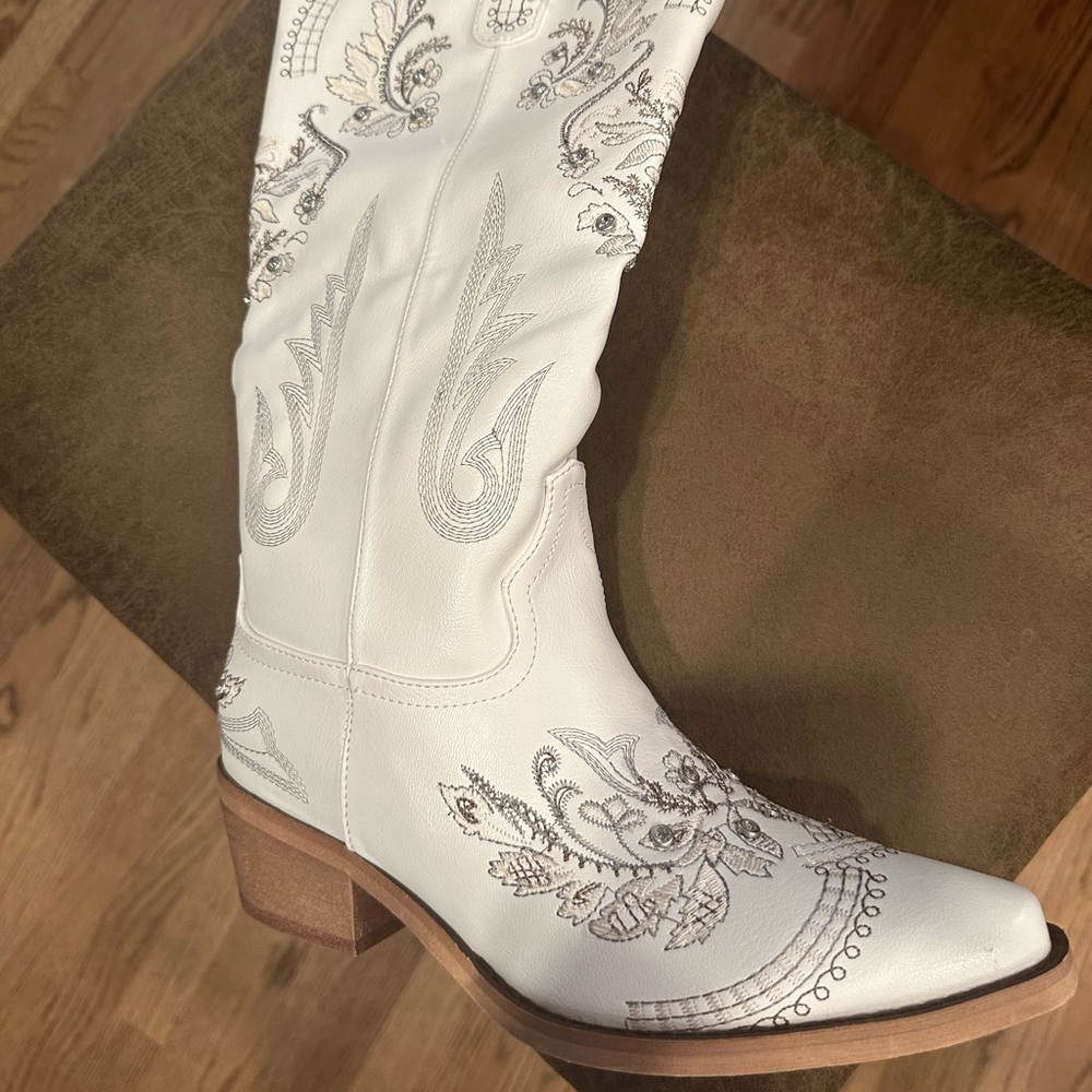 🤍brand new white cowboy boots